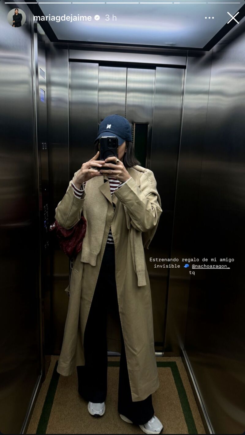 El look de María G. de Jaime con gabardina y gorra de la firma Neutrale