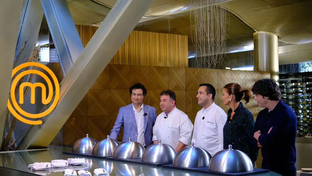 Martín Berasategui y Paolo Casagrande con los jueces de 'MasterChef Junior 11'