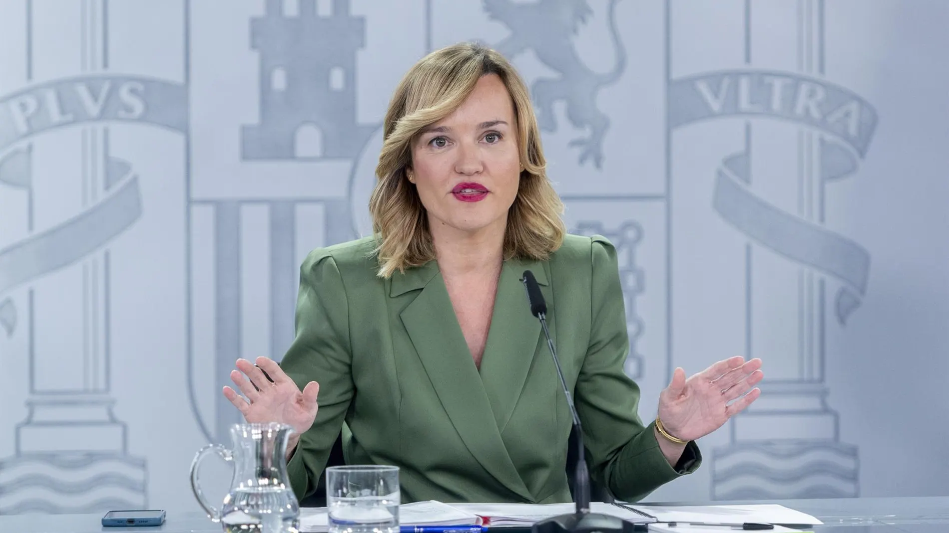 Pilar Alegría ve "compatible" ser ministro y líder autonómico y elogia a Montero por su "enorme capacidad de trabajo"
