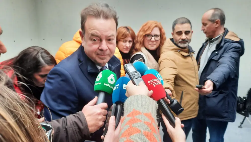 El abogado del hermano de Pedro Sánchez, Emilio Cortés, atiende a los medios en Badajoz