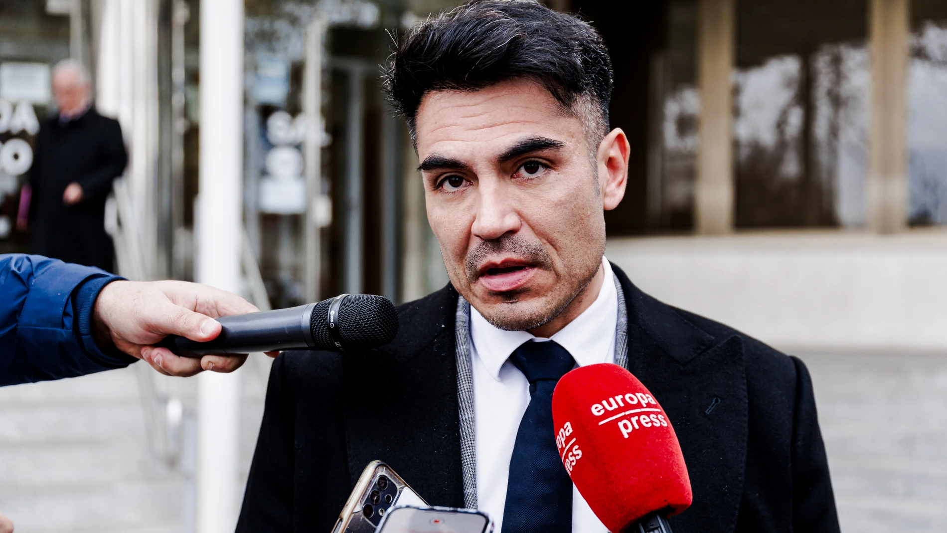 E abogado de Lesly Ochoa, Alfredo Arrien, a su llegada a declarar a los juzgados de Plaza de Castilla, a 8 de enero de 2025, en Madrid (España). La jueza que investiga a Nacho Cano por presuntos delitos contra los trabajadores de ‘Malinche’ toma declaración a los policías responsables del atestado que se abrió tras la denuncia de una becaria mexicana del musical. Con estos agentes, la magistrada inicia las declaraciones, entre ellas las del propio Nacho Cano, con las que avanzará en una causa...