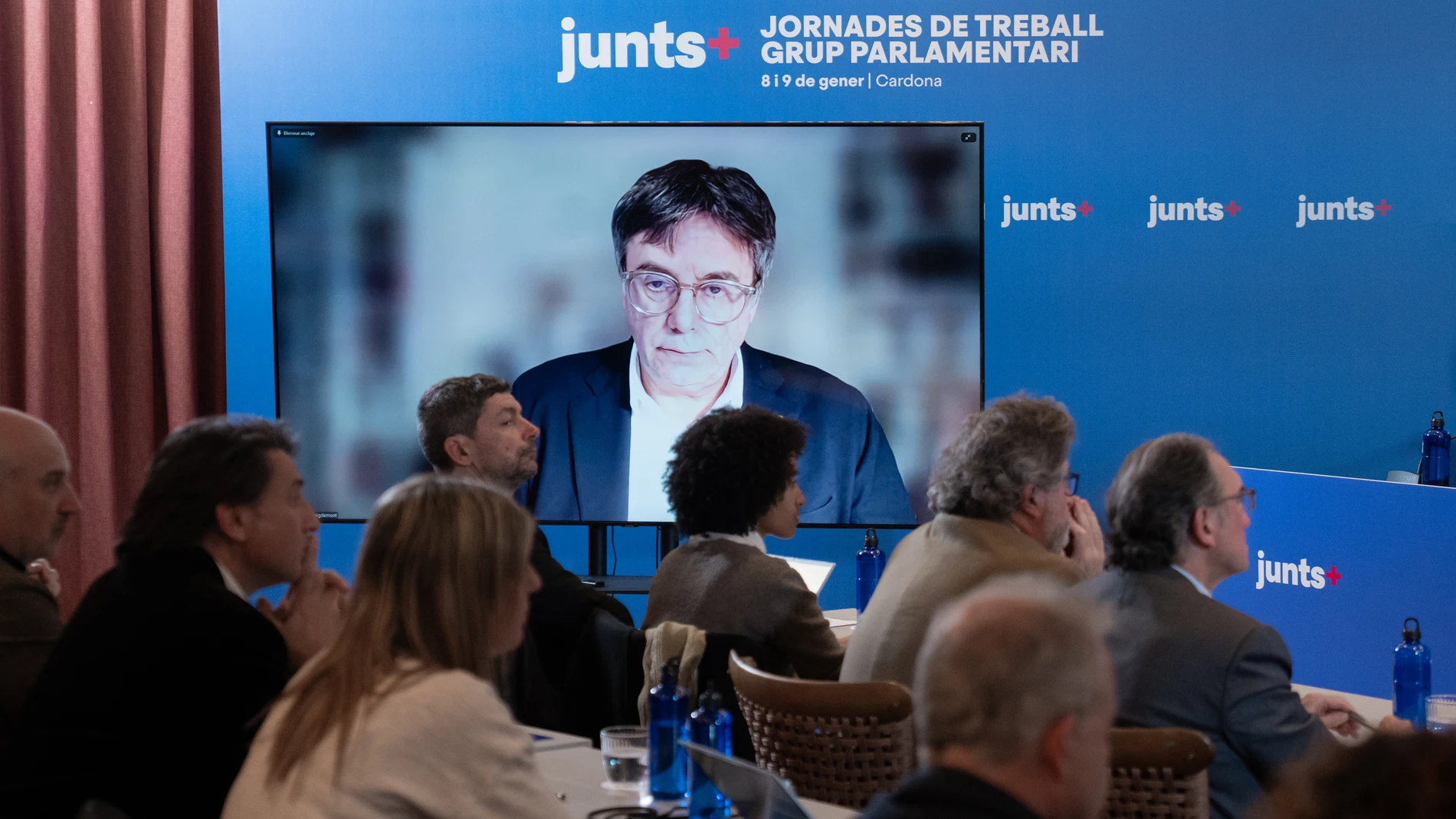 El presidente de Junts, Carles Puigdemont, interviene telemáticamente, durante una jornada de trabajo del grupo de Junts en el Vilar de la Duquessa, a 8 de enero de 2025, en Cardona, Barcelona, Catalunya (España). Tras el parón navideño, la formación catalana espera avances y concreción de parte de los socialistas. El presidente de la formación y expresidente catalán exigió al presidente del Gobierno que haya un “punto de inflexión” en su relación y confían en que el toque de atención surta e...