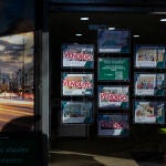 Inmobiliaria con anuncios de pisos y casas con algunos carteles de vendido. 