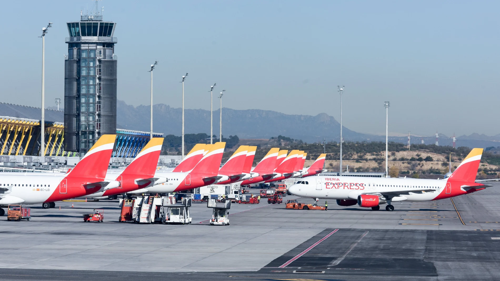 Aviones de Iberia aparcados en las pistas, en el aeropuerto Adolfo Suárez Madrid-Barajas.