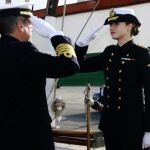 La Princesa Leonor saluda a su llegada al Juan Sebastián de Elcano