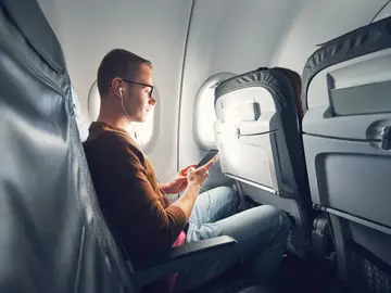 Uso de móviles durante los vuelos. Comunicación en aviones Uso de móviles durante los vuelos. Comunicación en aviones
