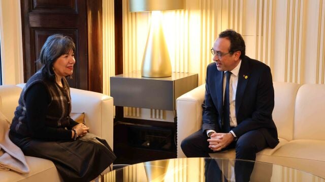 El presidente del Parlament, Josep Rull, y la cónsul general de Argentina en Barcelona, Rossana Surballe, en una reunión en la Cámara catalana, a 8 de enero de 2025