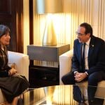 El presidente del Parlament, Josep Rull, y la cónsul general de Argentina en Barcelona, Rossana Surballe, en una reunión en la Cámara catalana, a 8 de enero de 2025