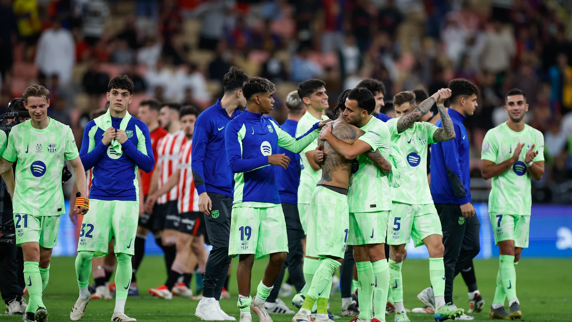 YEDA (ARABIA SAUDÍ), 08/01/2025.- Los jugadores del Barcelona se abrazan tras el partido de semifinales de la Supercopa de España de fútbol que FC Barcelona y Athletic Club disputan este miércoles en el estadio Rey Abdullah de Yeda, en Arabia Saudí. EFE/Alberto Estévez