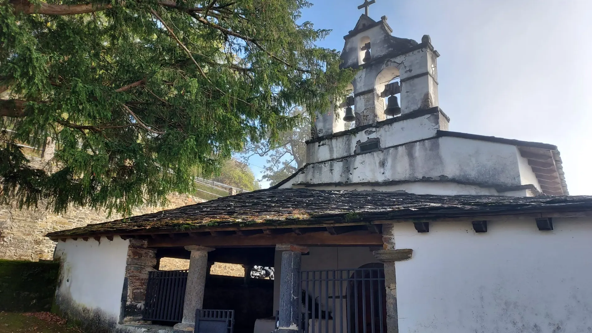 Pastur, el santuario asturiano que resurgió de las cenizas y tiene un árbol mágico centenario