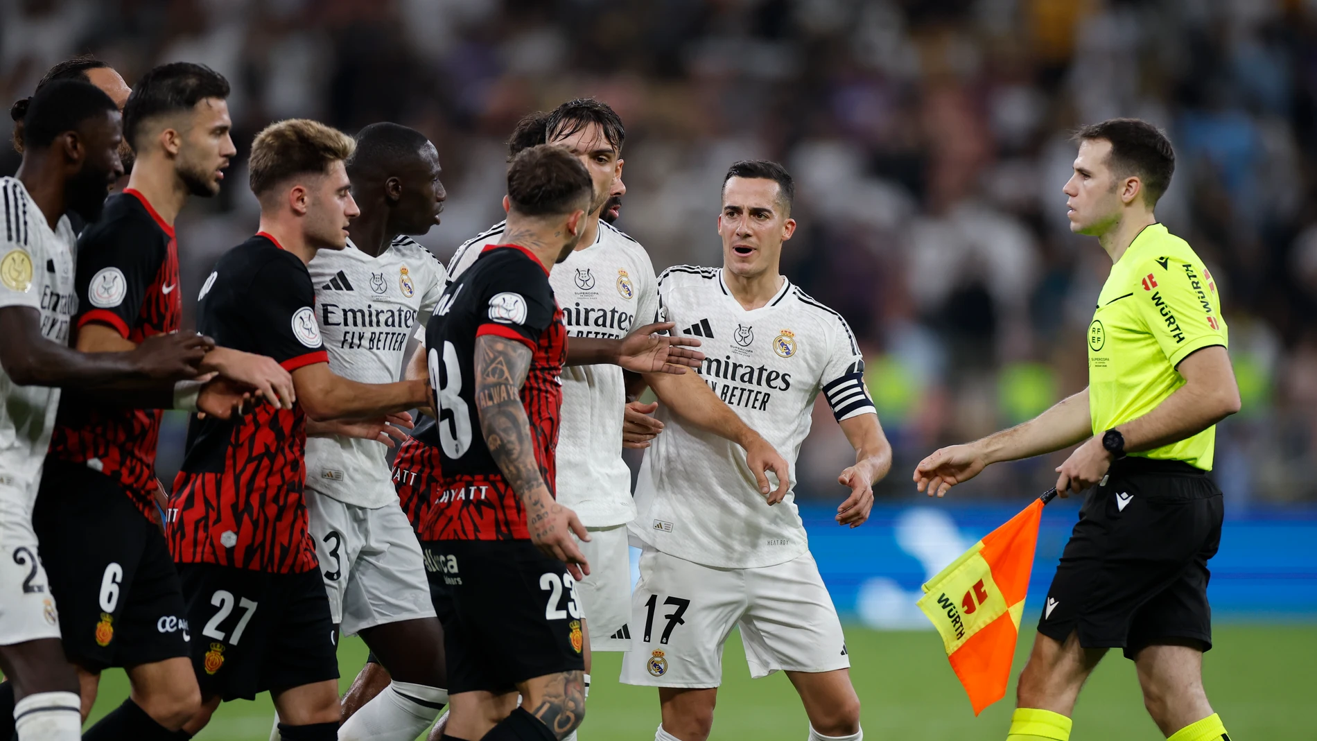 YEDA (ARABIA SAUDÍ), 09/01/2025.- Los jugadores del Real Madrid discuten con los jugadores del Mallorca al finalizar el partido de semifinales de la Supercopa de España de fútbol entre el Real Madrid y el RCD Mallorca, este jueves en Yeda. EFE/ Alberto Estévez