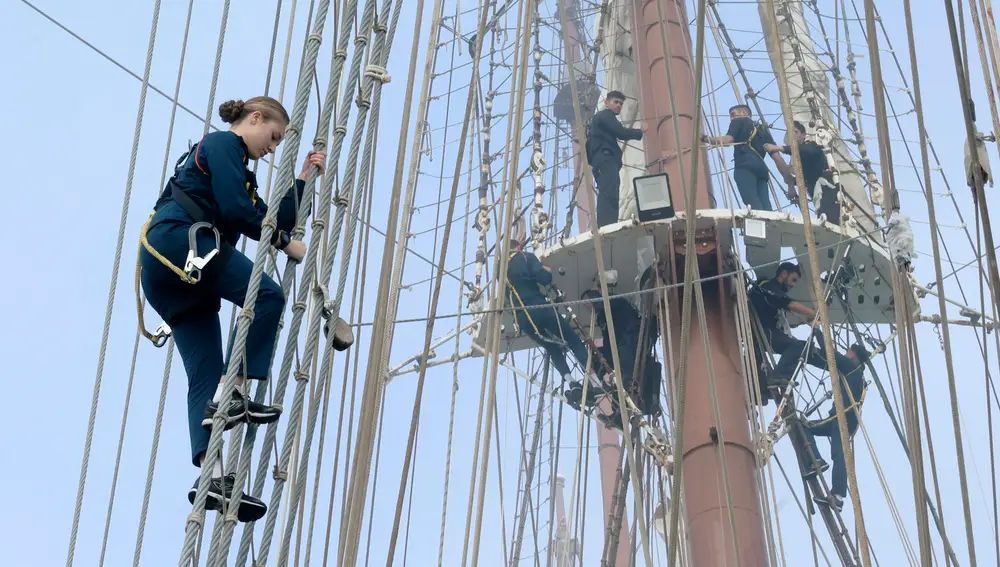 La Princesa Leonor subiendo a uno de los mástiles del Juan Sebastián de Elcano