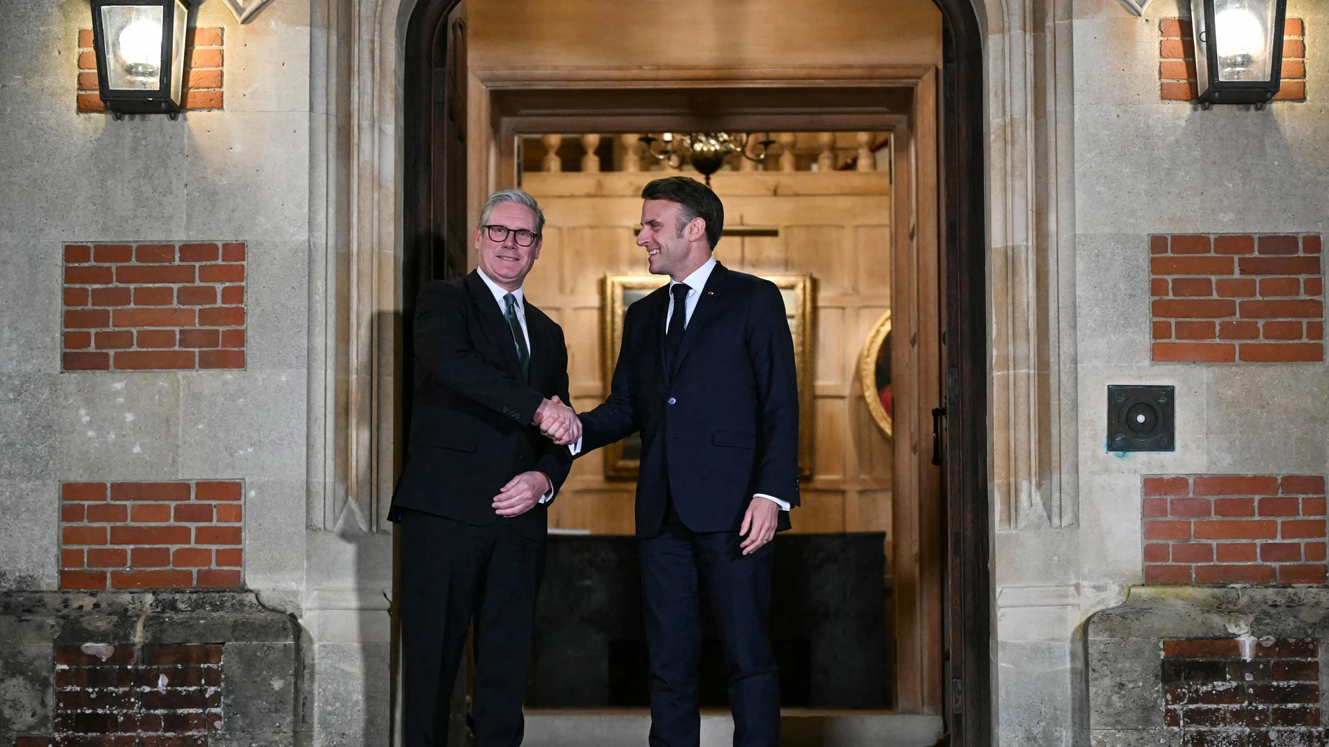 El primer ministro británico, Keir Starmer, ayer en Chequers, estrecha la mano del presidente francés, Emmanuel Macron