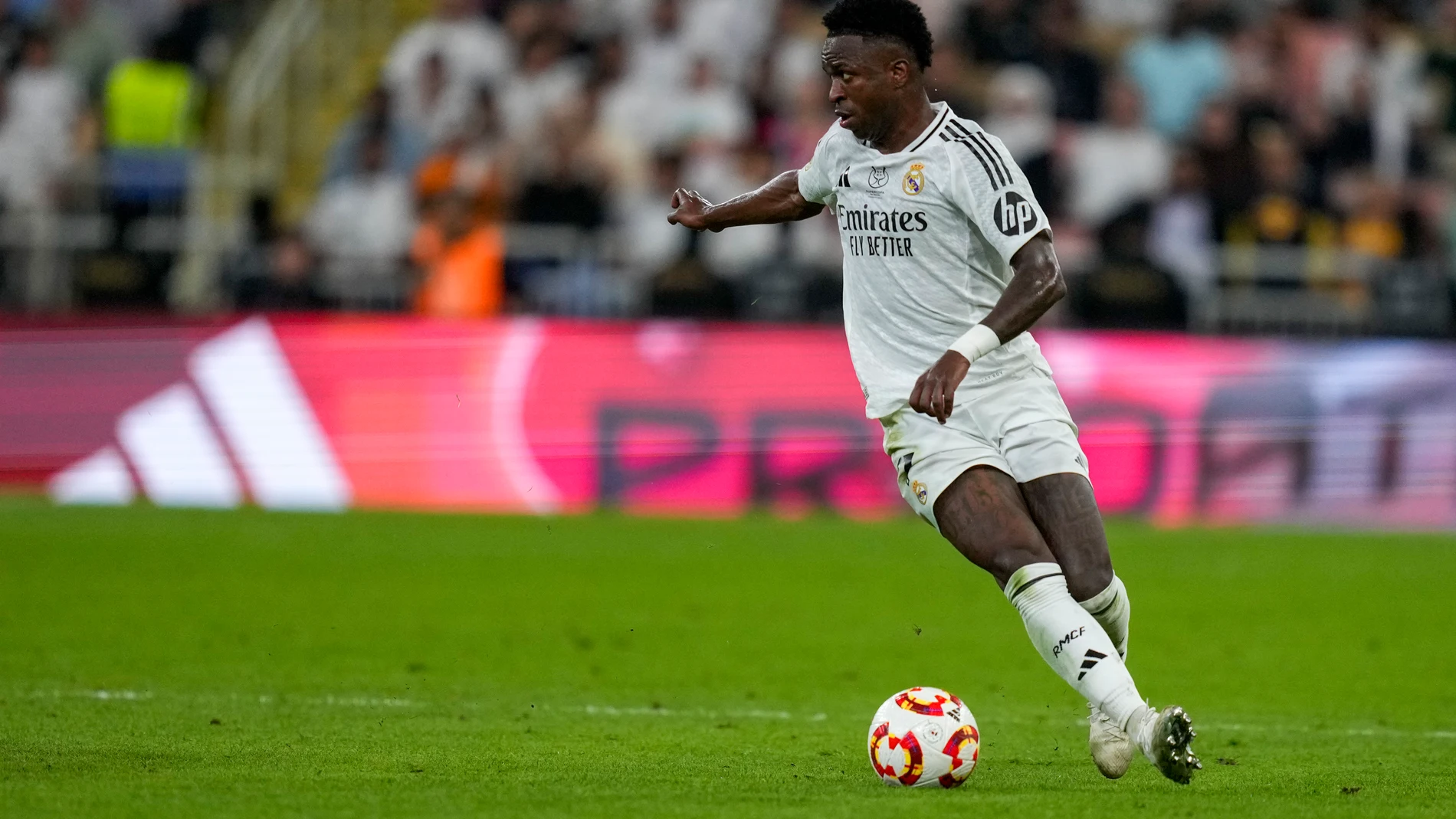 Real Madrid's Vinicius Junior is in action during the Spanish Super Cup semifinal soccer match between Real Madrid and Mallorca at the King Abdullah Stadium in Jeddah, Saudi Arabia, Thursday, Jan. 9, 2025. (AP Photo/Altaf Qadri)