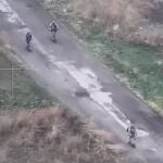 Soldados rusos avanzan en patinete eléctrico durante un asalto a Toretsk.