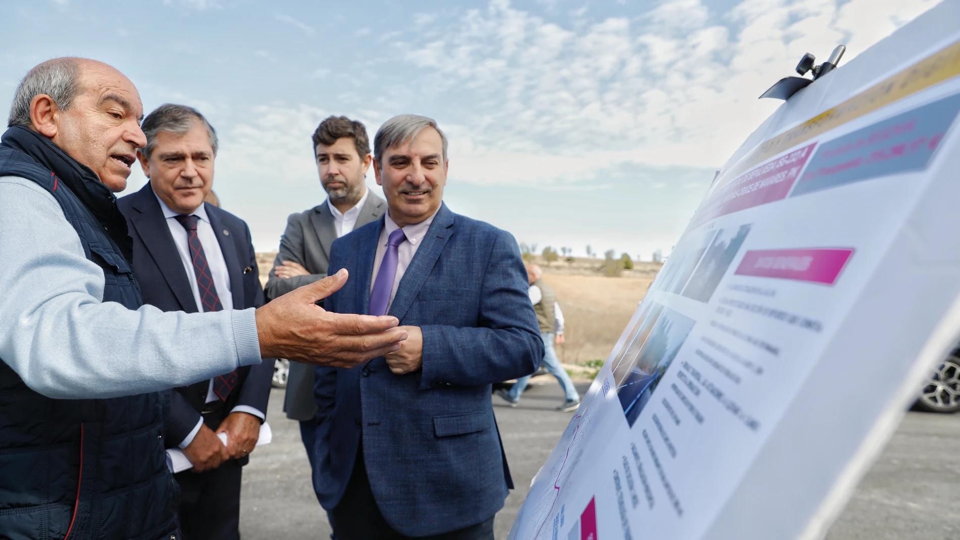 Sanz Merino visita las obras de una carretera en Urueñas (Segovia)