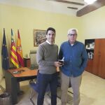 Francisco Javier Puchol, alcalde de Vinalesa, y Francisco Porta, delegado de Global Omnium, en la entrega simbólica del primer contador de agua inteligente en el ayuntamiento