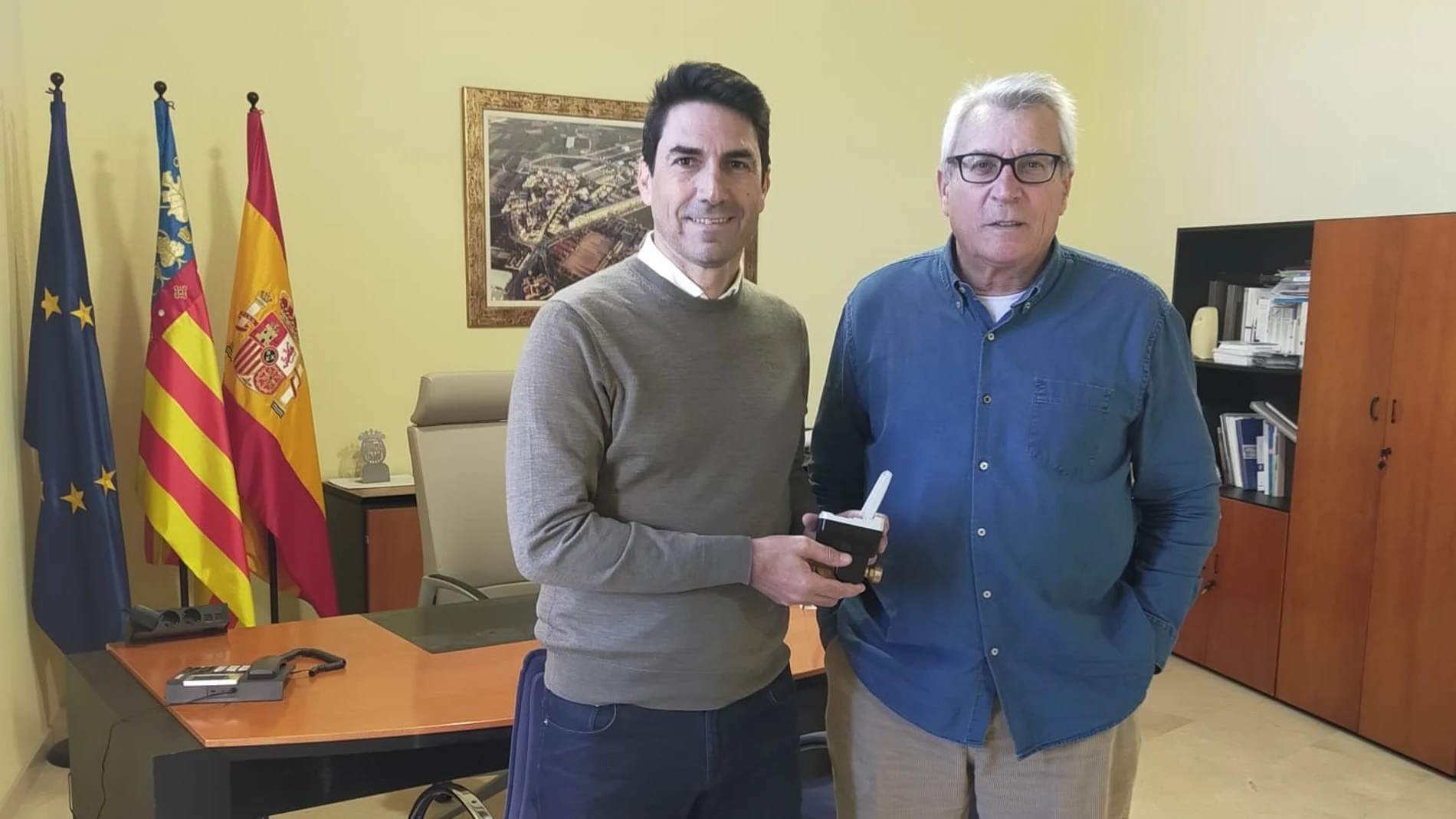 Francisco Javier Puchol, alcalde de Vinalesa, y Francisco Porta, delegado de Global Omnium, en la entrega simbólica del primer contador de agua inteligente en el ayuntamiento