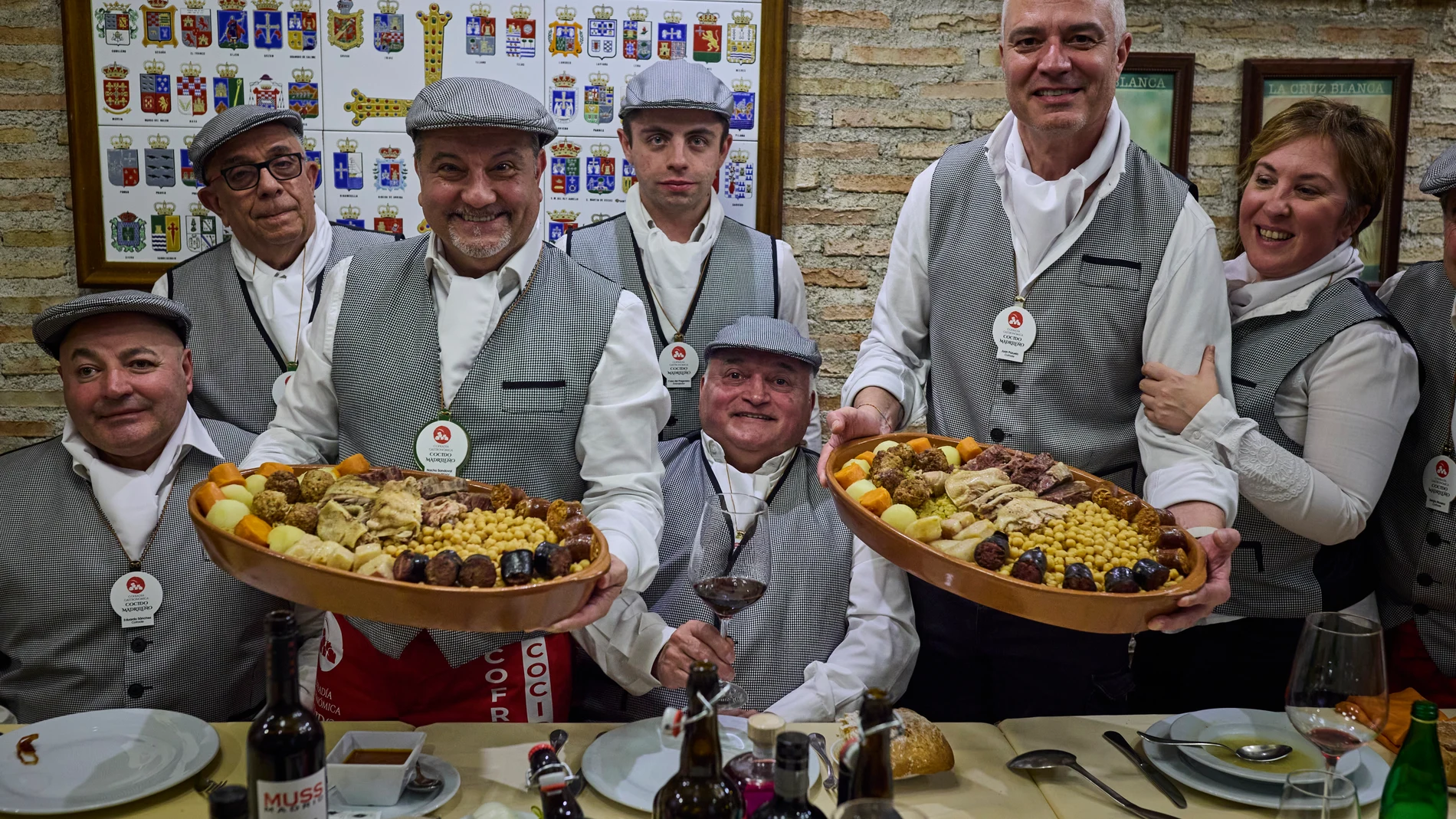 Un grupo de apasionados por la gastronomía y expertos en el ámbito de la hostelería ha decidido oficializar su amor por el cocido madrileño a través de la creación de la Cofradía del Cocido Madrileño, la primera de este tipo en la ciudad. Este nuevo proyecto, liderado por Nacho Sandoval, tiene como objetivo preservar y promover el cocido madrileño como uno de los platos más emblemáticos de la cocina tradicional madrileña, al mismo tiempo que se impulsa la gastronomía como un atractivo turísti...