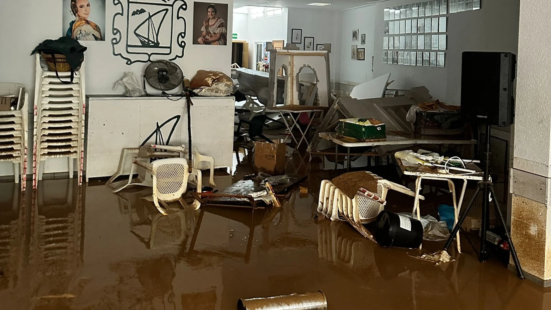 Imagen de un casal fallero de Catarroja anegado por el agua de las inundaciones