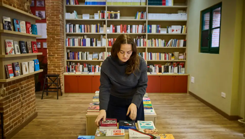Martínez coloca el pasado 10 de enero algunos libros en su local, que abrió en diciembre pero tendrá una inauguración el próximo jueves 16 de enero.