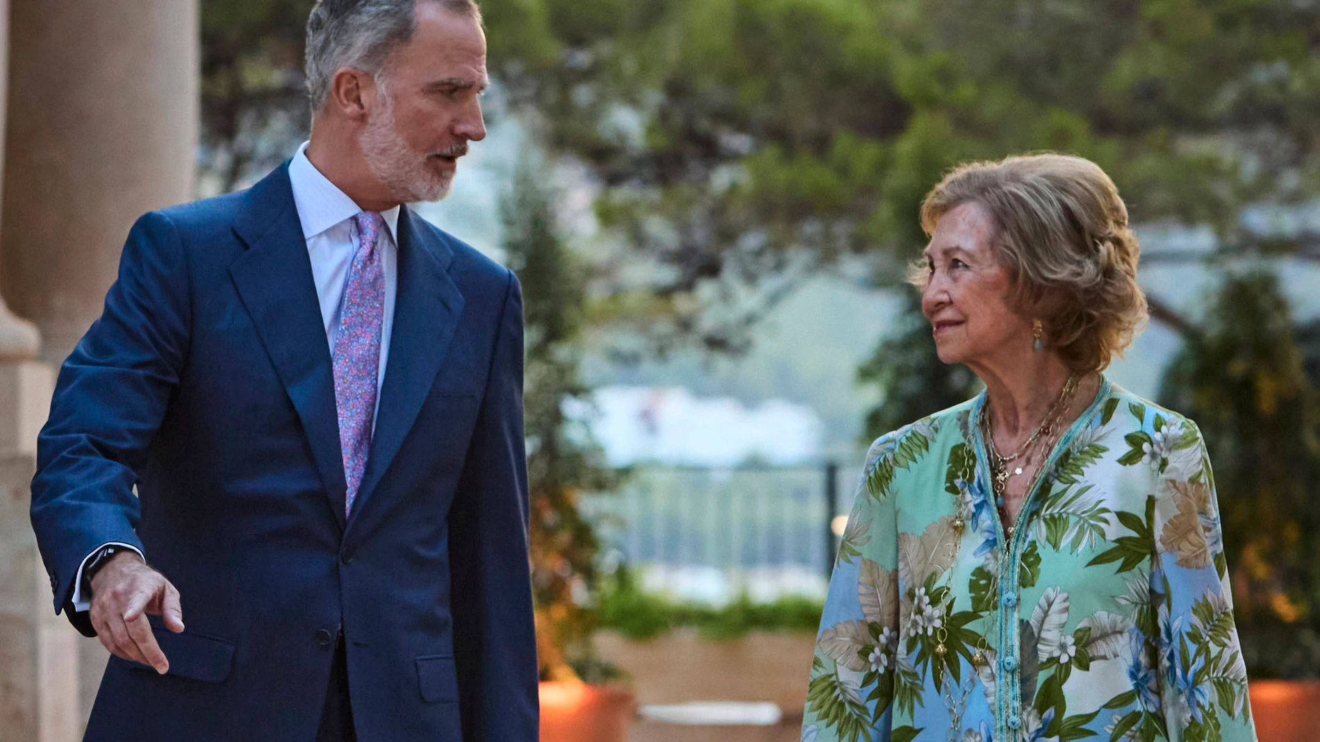 Sus Majestades los Reyes Don Felipe VI y Doña Letizia junto a la Reina Sofia, ofrecen en el Palacio de Marivent, la tradicional recepción a representantes de los distintos sectores e instituciones de la sociedad de las Illes Balears.