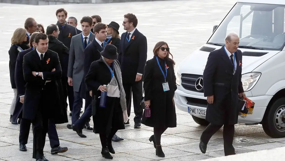 El nieto mayor de Franco, Francis Franco (d) con una bandera preconstitucional junto con otros familiares a su llegada al Valle de los Caídos de donde serán exhumados los restos de Francisco Franco y trasladados al cementerio de El Pardo-Mingorrubio para su reinhumación, en Madrid, a 24 de octubre de 2019.