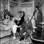 Head of State and President of Spanish Government Francisco Franco sitting with his family : his wife Carmen Polo Martinez-Valdes (Martinez Valdes), his grandchildren and his son in law Cristobal Martinez-Bordiu (Martinez Bordiu) (marquis of Villaverde). Madrid, 1960. Photographe Angelo Cozzi ©MP/Portfolio/Leemage 