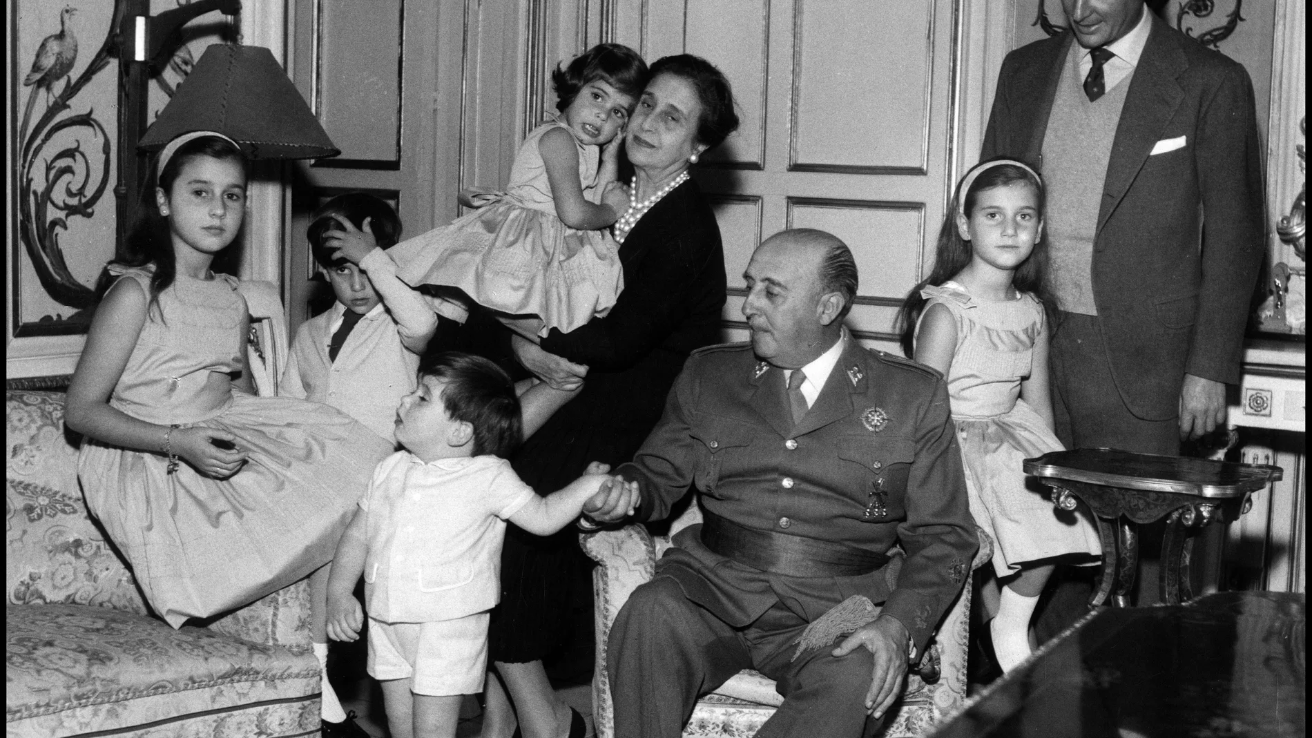 Head of State and President of Spanish Government Francisco Franco sitting with his family : his wife Carmen Polo Martinez-Valdes (Martinez Valdes), his grandchildren and his son in law Cristobal Martinez-Bordiu (Martinez Bordiu) (marquis of Villaverde). Madrid, 1960. Photographe Angelo Cozzi ©MP/Portfolio/Leemage