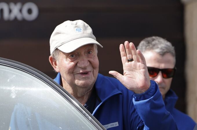  El rey Juan Carlos, a su salida del Club Náutico de Sanxenxo (Pontevedra), la localidad donde se disputa la regata Juan Carlos I - el Corte Inglés Máster 2024. 