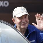  El rey Juan Carlos, a su salida del Club Náutico de Sanxenxo (Pontevedra), la localidad donde se disputa la regata Juan Carlos I - el Corte Inglés Máster 2024. 
