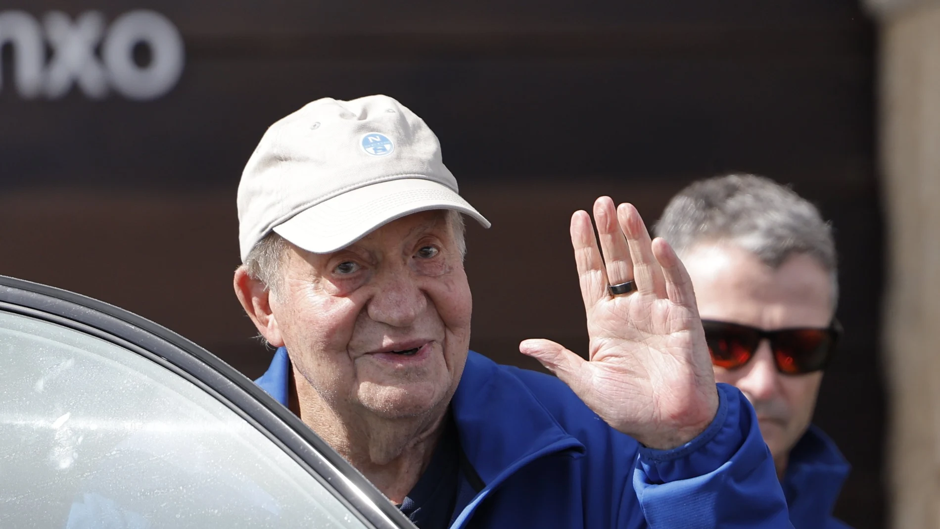 El rey Juan Carlos, a su salida del Club Náutico de Sanxenxo (Pontevedra), la localidad donde se disputa la regata Juan Carlos I - el Corte Inglés Máster 2024.