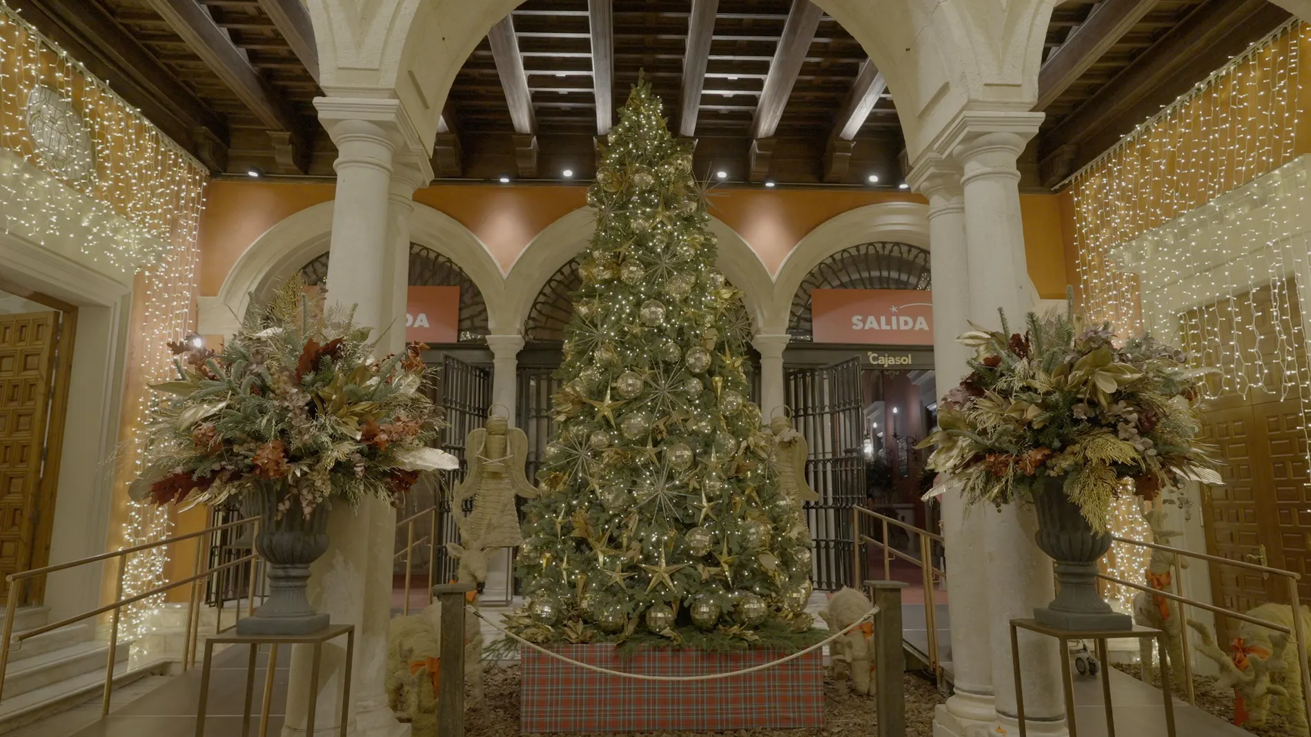 Zona de acceso a la Fundación Cajasol, decorada con el árbol de Navidad
