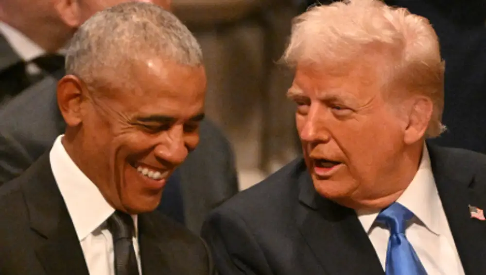 Obama sonríe al escuchar los chascarrillos de Trump