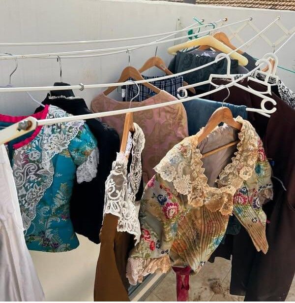 Trajes de fallera manchados por el barro