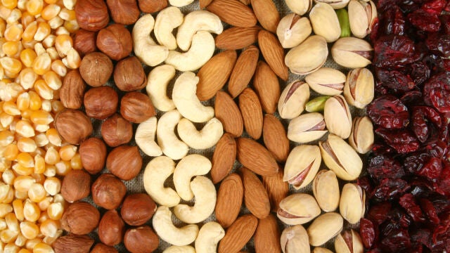 Los frutos secos aportan una gran cantidad de nutrientes y beneficios para la salud, siendo considerados en ocasiones como "superalimentos", pero su consumo excesivo puede provocar daños en nuestro cuerpo