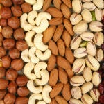 Los frutos secos aportan una gran cantidad de nutrientes y beneficios para la salud, siendo considerados en ocasiones como "superalimentos", pero su consumo excesivo puede provocar daños en nuestro cuerpo