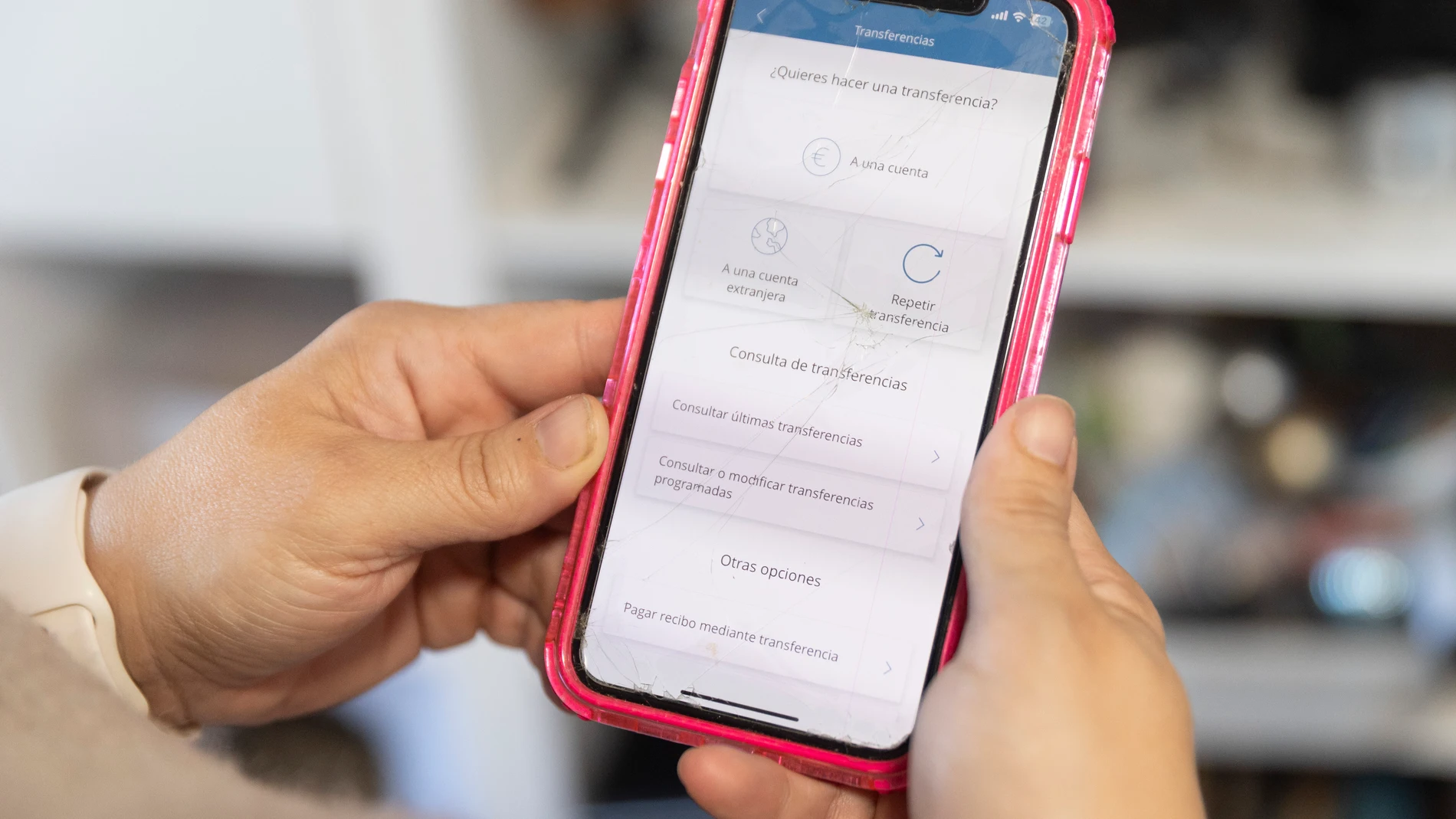 Una mujer realiza una transferencia bancaria con su teléfono móvil, a 10 de enero de 2025, en Madrid (España). La banca debe ofrecer desde ayer, transferencias de dinero instantáneas al mismo precio que las normales, de acuerdo con el calendario que ha marcado el Gobierno para implementar esta iniciativa procedente de la Unión Europea. Asimismo, las transferencias podrán realizarse cualquier día, durante las 24 horas y el dinero deberá llegar a la cuenta del destinatario en un plazo de 10 seg...