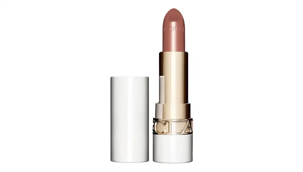 Labial modelo 'Joli Rouge Shine' en el tono 'Joli Rouge Woodberry'.