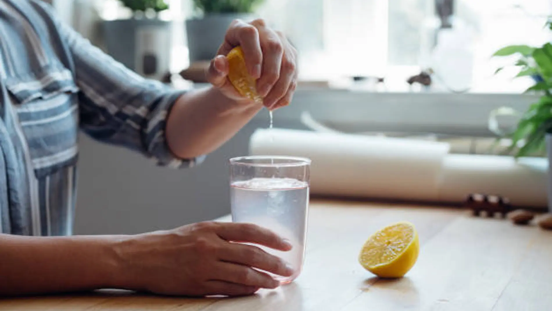 Agua con limón