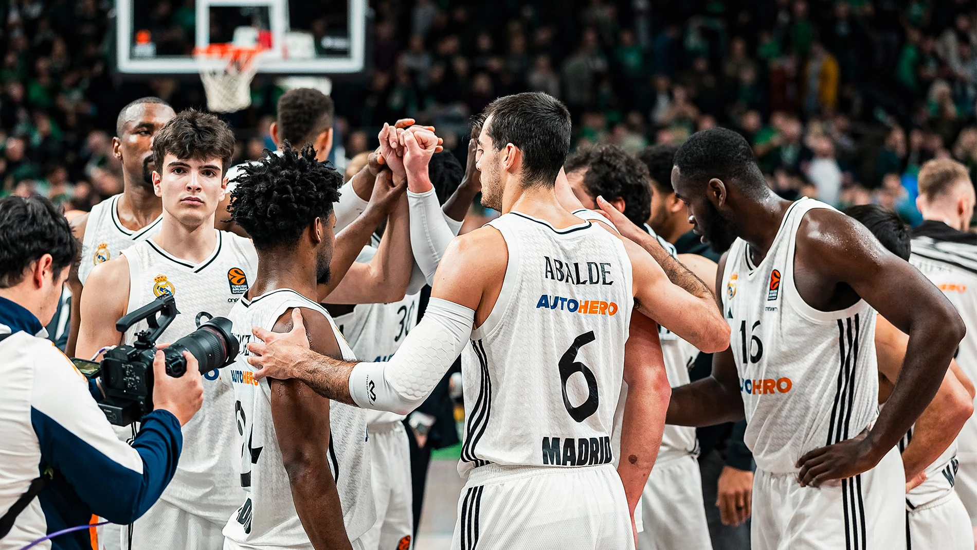 Los jugadores del Madrid celebran su triunfo en Kaunas