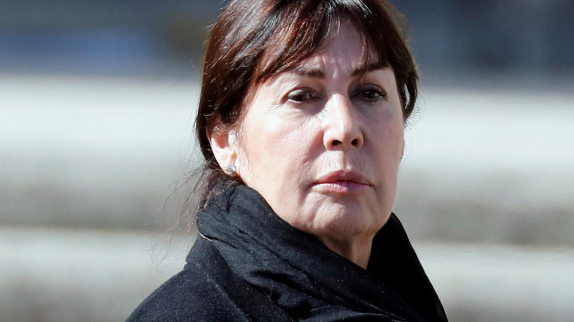 La nieta de Francisco Franco Carmen Martínez-Bordiú tras su exhumación del dictador en el Valle de los Caídos antes de su trasladado al cementerio de El Pardo-Mingorrubio para su reinhumación.
