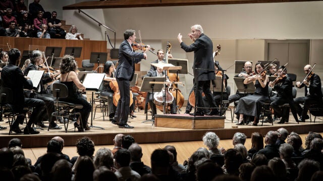 El violinista Noah Bendix-Balgley, concertino de la Filarmónica de Berlín, fue el encargado de interpretar la obra de Mozart con una maestría indiscutible