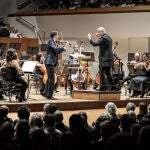 El violinista Noah Bendix-Balgley, concertino de la Filarmónica de Berlín, fue el encargado de interpretar la obra de Mozart con una maestría indiscutible