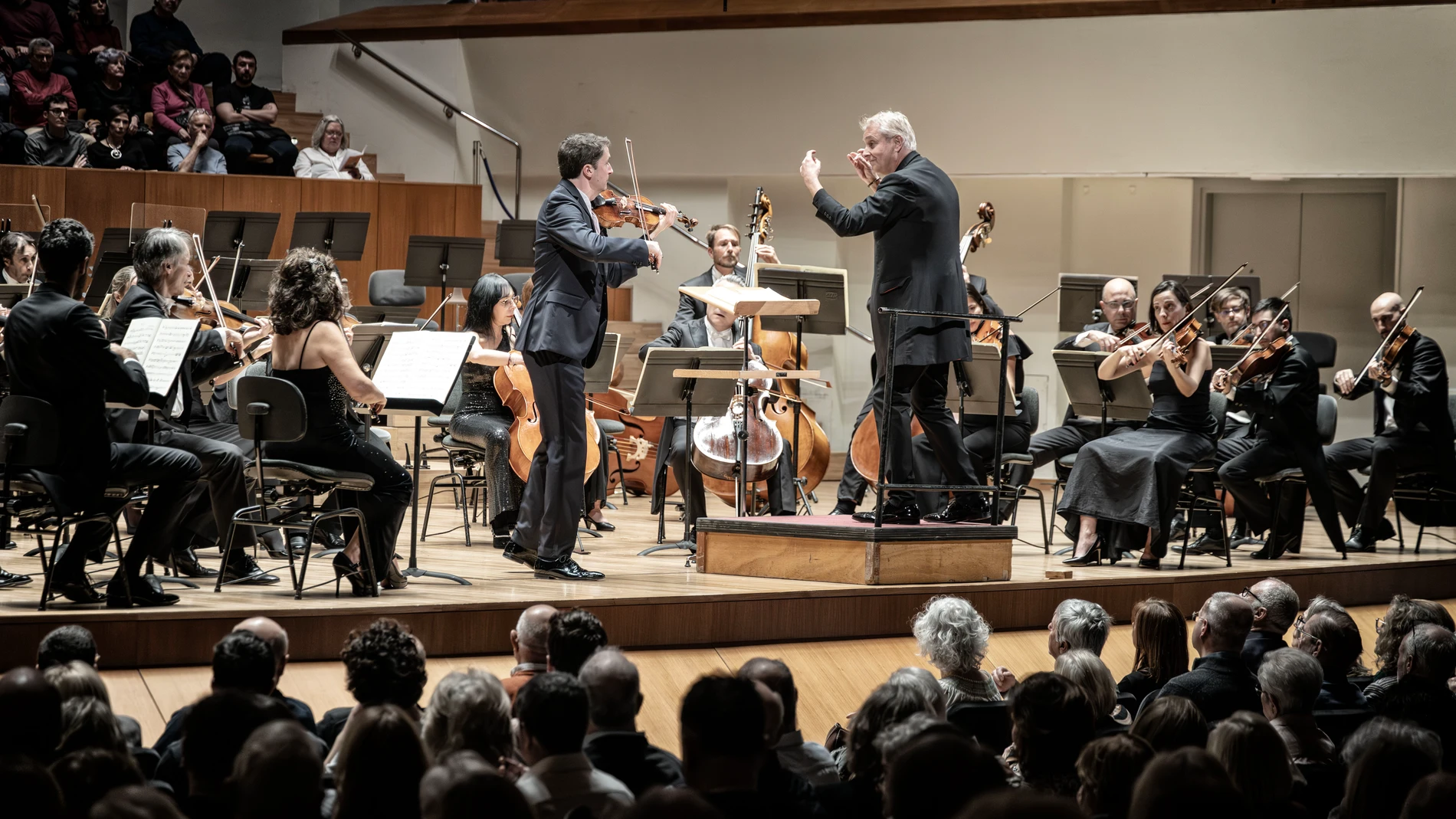 El violinista Noah Bendix-Balgley, concertino de la Filarmónica de Berlín, fue el encargado de interpretar la obra de Mozart con una maestría indiscutible
