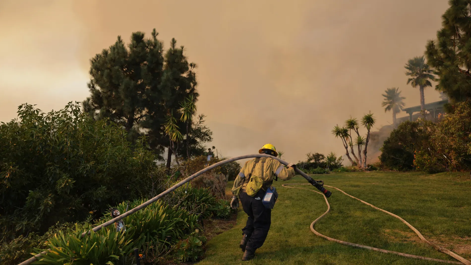 Los Angeles (United States), 11/01/2025.- Firefighters deploy structure defense against the Palisades wildfire in Los Angeles, California, USA, 11 January 2025. Thousands of firefighting and emergency personnel are involved in response efforts, as multiple wildfires continue to burn across thousands of acres in Southern California, destroying thousands of homes and forcing people to evacuate areas throughout the Los Angeles area. (incendio forestal) EFE/EPA/ALLISON DINNER