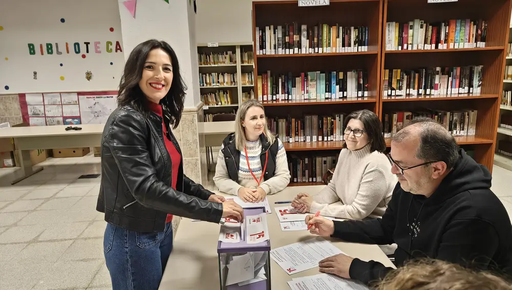La candidata a la Secretaría General del PSOE de Extremadura Esther Gutiérrez vota en las primarias del partido en Zarza la Mayor (Cáceres)