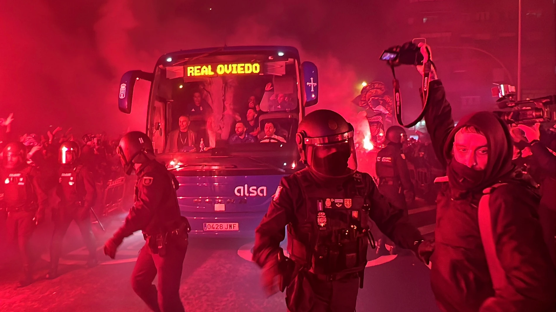 Llegada del autobús del Real Oviedo al derbi asturiano