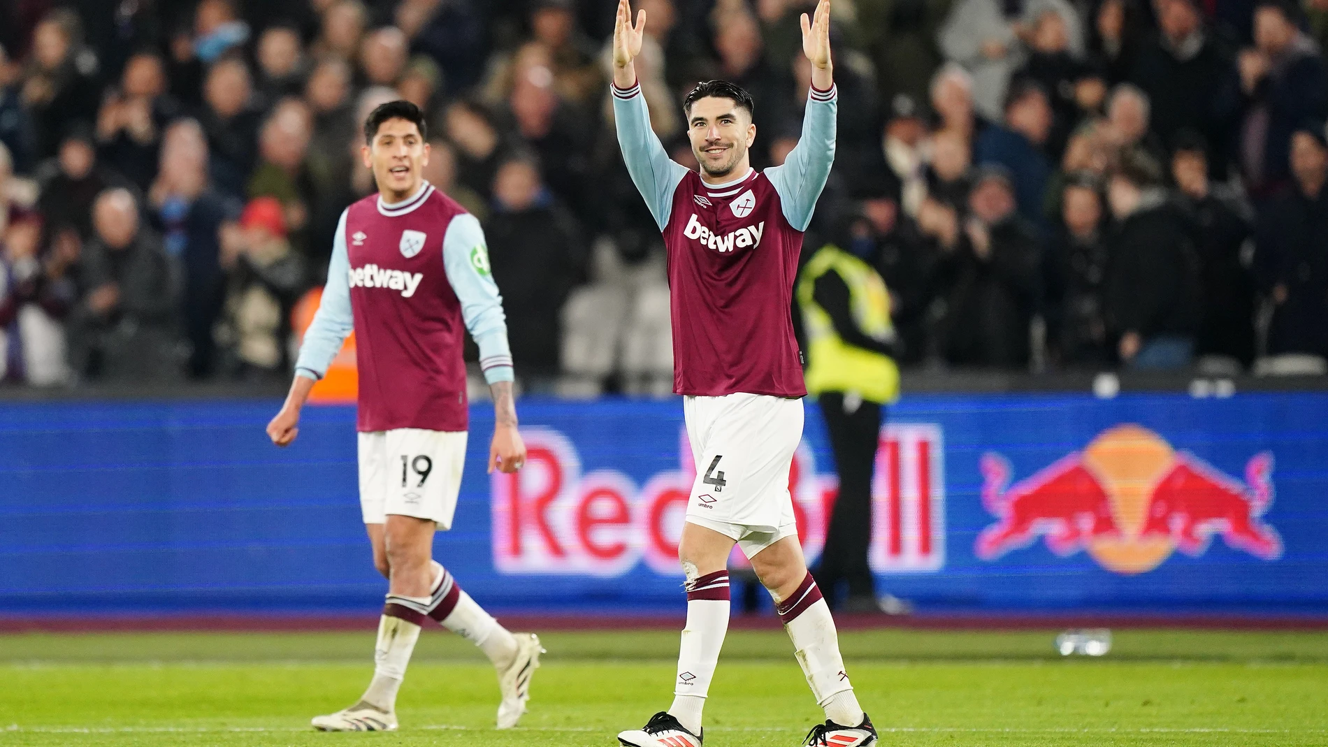 14 January 2025, United Kingdom, London: West Ham United's Carlos Soler (R) celebrates scoring their side's first goal of the game during the English Premier League soccer match between West Ham and Fulham at London Stadium. Photo: Zac Goodwin/PA Wire/dpa 14/01/2025 ONLY FOR USE IN SPAIN