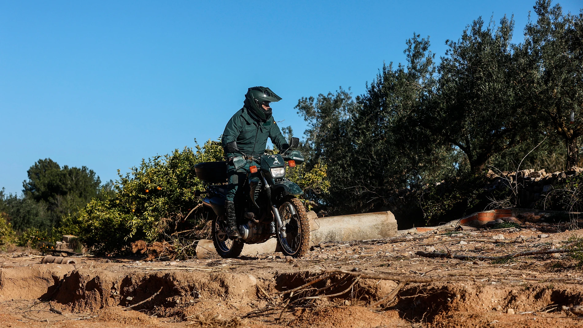 Un agente de la Guardia Civil en moto busca a un desaparecido en los barrancos del río Turia, a 13 de enero de 2025, en Pedralba, Valencia, Comunidad Valenciana (España). Un equipo especializado de la Guardia Civil se ha vuelto a desplazar a la zona de Pedralba (Valencia) tras obtener nuevos datos de geolocalizaciones de una de las tres personas que permanecen desaparecidas tras la catastrófica DANA del pasado 29 de octubre. 15 ENERO 2025;DANA;BÚSQUEDA;DESAPARECIDOS;FALLECIDOS;VÍCTIMAS;LLUVI...